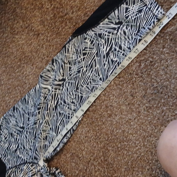 Nike Pro black & white athletic leggings. Size small - Picture 9 of 10